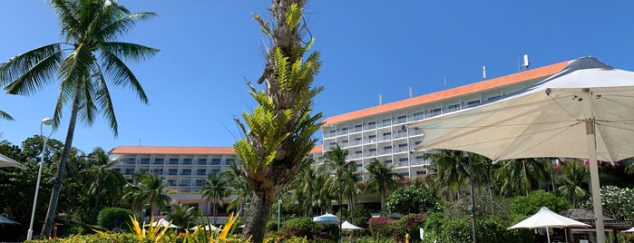 Shangri-la Mactan Resort Swimming Pool Area is one of Tempat yang Disukai Vito.