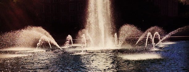 UW: Drumheller Fountain is one of Tempat yang Disukai Bryden.