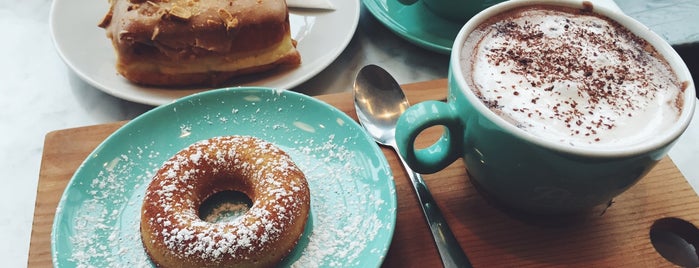 49th Parallel & Lucky's Doughnuts is one of #CAFÉ.