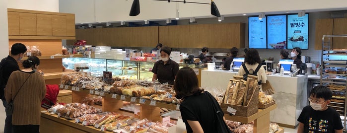 Bakery NAPOLEON is one of JiYoung : понравившиеся места.