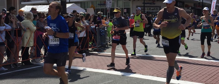 Boston Marathon Mile 24 is one of Foxytk23'un Beğendiği Mekanlar.