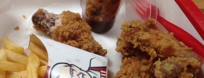 KFC is one of Arturoさんのお気に入りスポット.