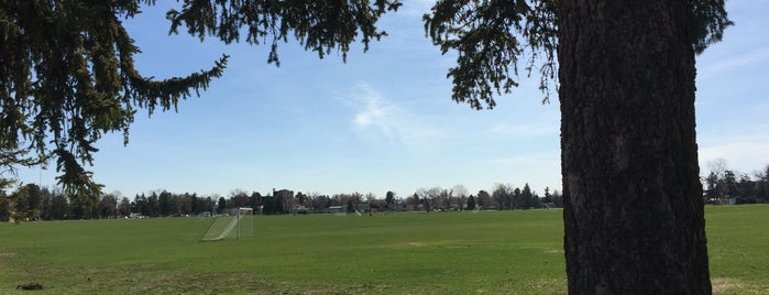 Ft. Logan Soccer Fields is one of Lugares favoritos de Matthew.
