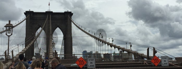 Brooklyn Bridge is one of Tempat yang Disukai Carolina.