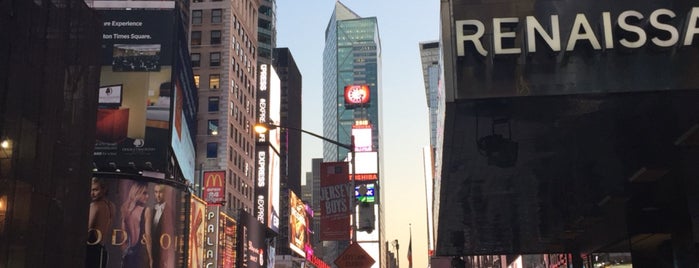 Times Square is one of Tempat yang Disukai Carolina.