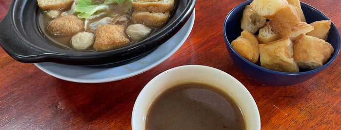 Grandma Hand Made Noodle (外婆板麺) is one of Kuching food.