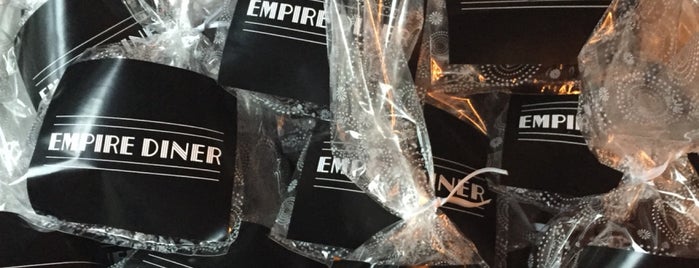 Empire Diner is one of สถานที่ที่ Jenn ถูกใจ.