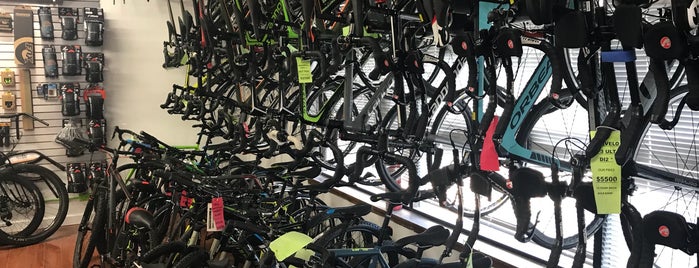 UTG Bikes Powered by Urban Tri Gear is one of สถานที่ที่ Mike ถูกใจ.