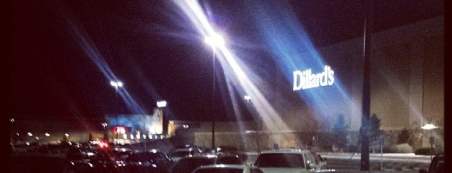 Dillard's is one of Lugares favoritos de Curt.