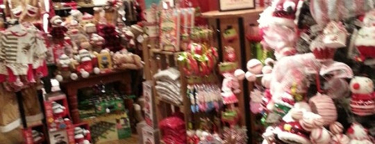 Cracker Barrel Old Country Store is one of Tempat yang Disukai Ray.