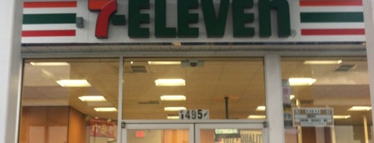 7-Eleven is one of Locais curtidos por Mark.