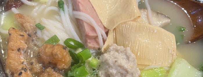 Tina's Noodle Kitchen 天府李米線 is one of Lugares favoritos de Mia.
