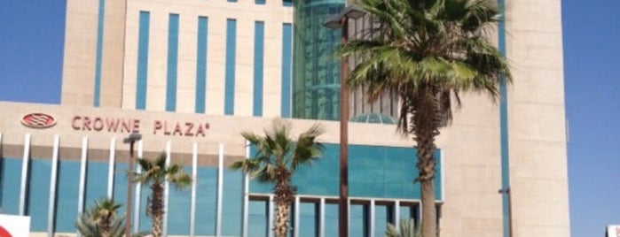 Crowne Plaza is one of Hoteles.