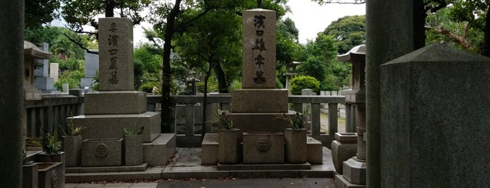 浜口雄幸の墓 is one of 東京23区(東部除く)の行ってみたい神社.