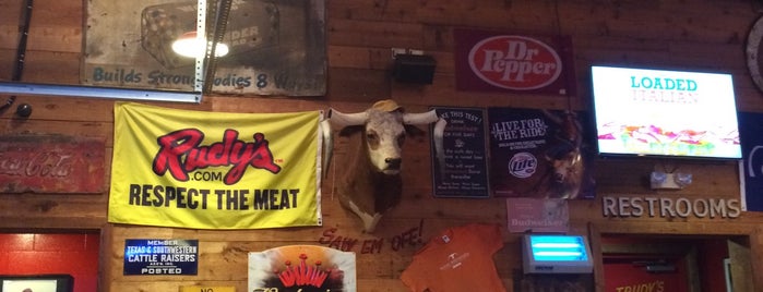 Rudy's Texas Bar-B-Q is one of c'ın Beğendiği Mekanlar.