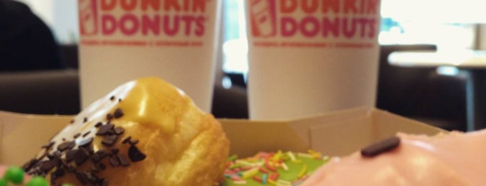Dunkin' Donuts is one of Tempat yang Disukai Marina.