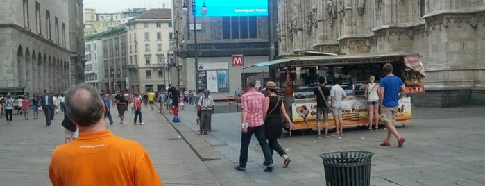 Piazza del Duomo is one of Digital Signage Milan Trophy.