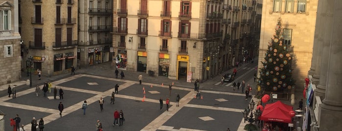 Plaça de Sant Jaume is one of Locais curtidos por Pedro.