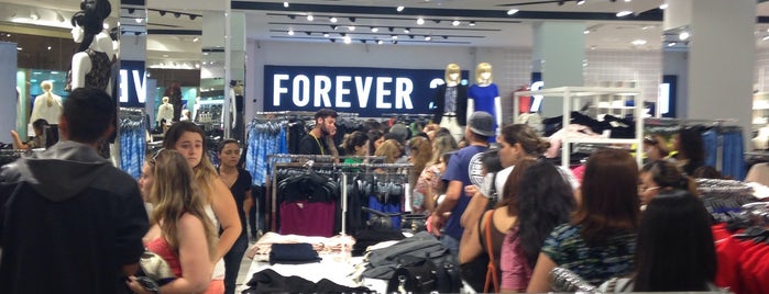 Forever 21 is one of Cris 님이 저장한 장소.