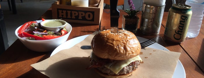 Hippo Burger Bistro is one of สถานที่ที่ Karin ถูกใจ.