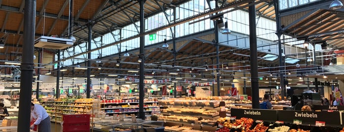 REWE is one of Berlins Supermärkte.