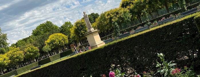 Jardin de la Roseraie is one of Lieux qui ont plu à Phillip.