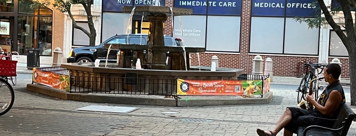 Lincoln Square Fountain is one of Tempat yang Disukai Becky.