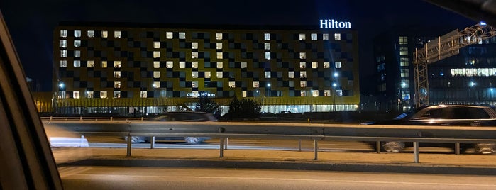 Hilton is one of สถานที่ที่ Lena ถูกใจ.