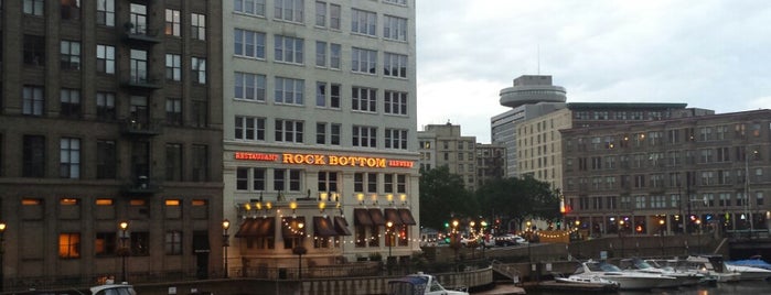 Rock Bottom Restaurant & Brewery is one of Dave'nin Beğendiği Mekanlar.