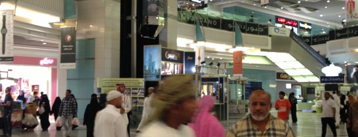 Al Safwa Mall is one of Lugares favoritos de Mazlan.