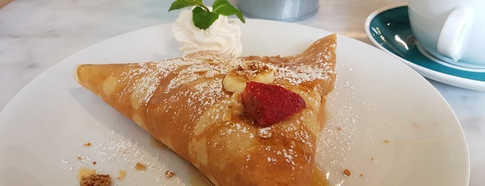 Sweet Paris Crêperie & Café is one of Tinaさんのお気に入りスポット.