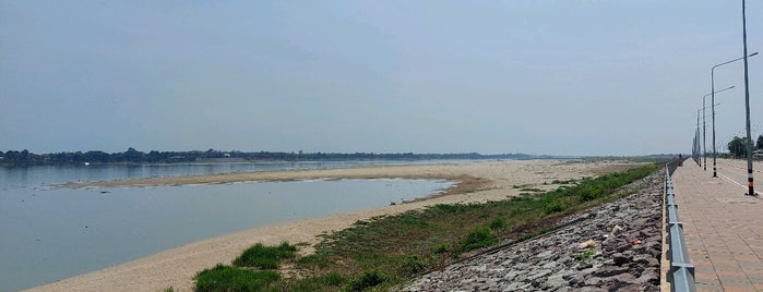 หาดทรายกลางลำนำ้โขง is one of Nakhon Phanom (นครพนม).