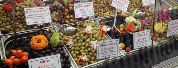 Marché Couvert Batignolles is one of Locais curtidos por David.