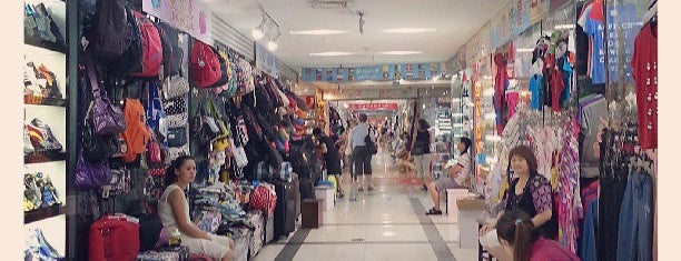 Underground Fake Market is one of Lugares favoritos de Vivian.