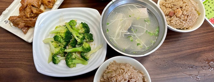 鮮魚鱻蝦仁飯 is one of 台中.