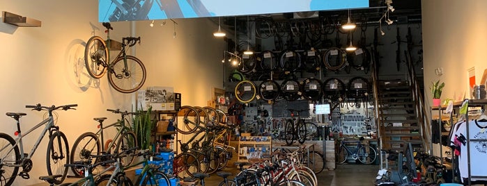 Local Hub Bicycle Co is one of Lugares favoritos de John.