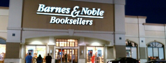 Barnes & Noble is one of Orte, die Dinah gefallen.