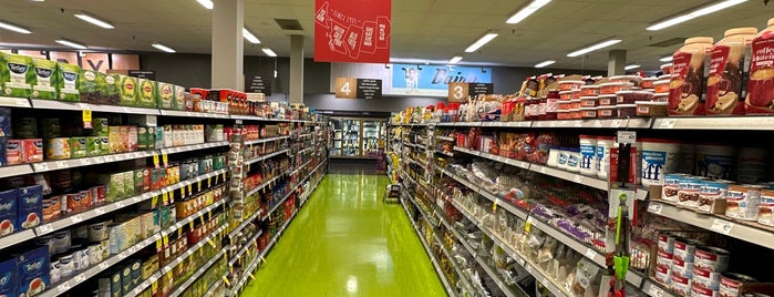 Save-On-Foods is one of Mintさんのお気に入りスポット.