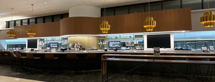 United Club is one of Tempat yang Disukai Jason.