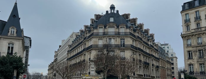 Place François 1er is one of Places de Paris.