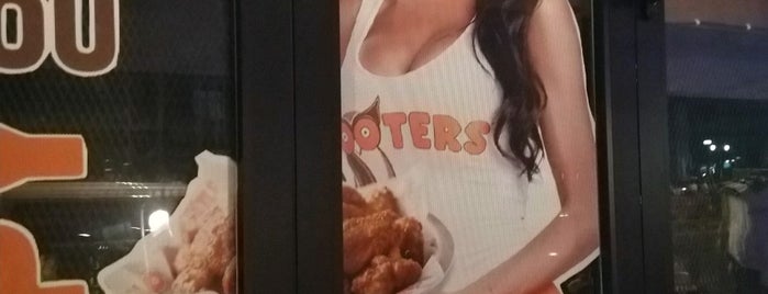 Hooters is one of Upakonさんのお気に入りスポット.