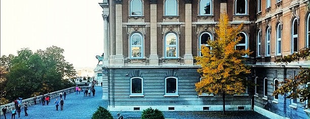 Galería Nacional Húngara is one of Матрёшки в Будапеште.