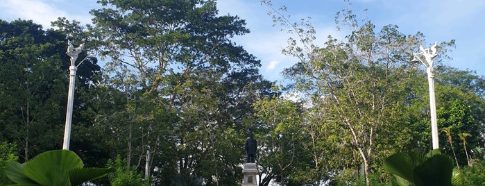 Phraya Ratsadanupradit Mahison Phakdi Monument is one of Place for running - Small scale.
