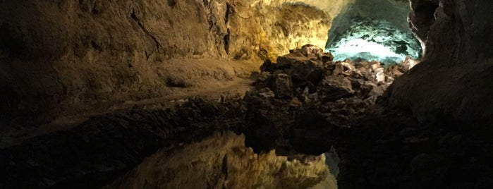 Cueva de los Verdes is one of Guía del turista.
