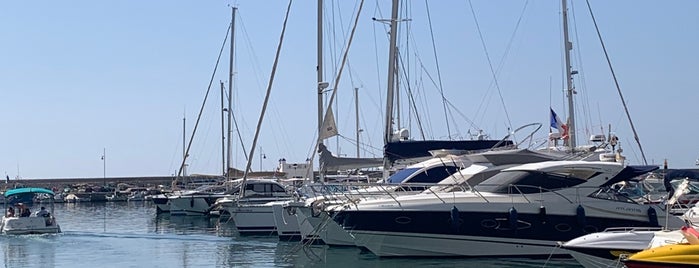 Puerto Deportivo de Estepona is one of Lugares favoritos de Andrey.