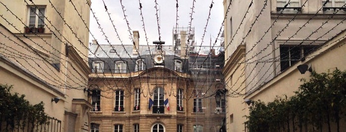 Mairie du 9e arrondissement is one of สถานที่ที่ Edgard ถูกใจ.