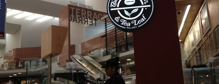 The Coffee Bean & Tea Leaf is one of Zacharyさんのお気に入りスポット.
