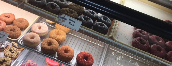 Somethin' Sweet Donuts is one of Chicago's Donut/Doughnut Shops.
