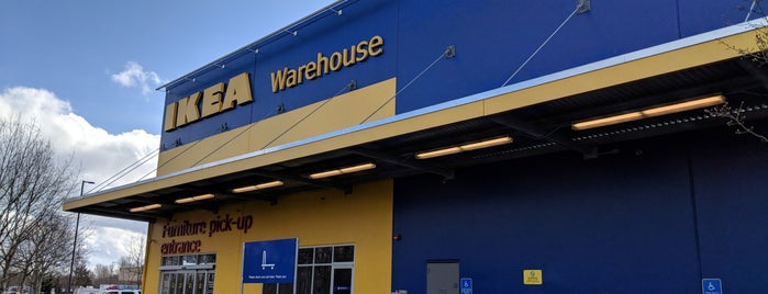 IKEA Warehouse is one of Tempat yang Disukai Valentino.
