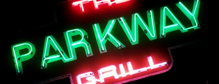 The Parkway Grill & Sports Bar is one of สถานที่ที่ Bailie ถูกใจ.